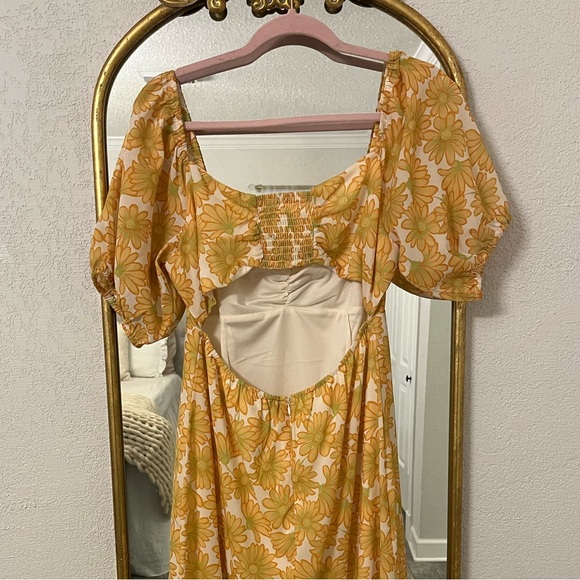 •SOLD• Yellow Daisy Dress - Picture 3 of 4